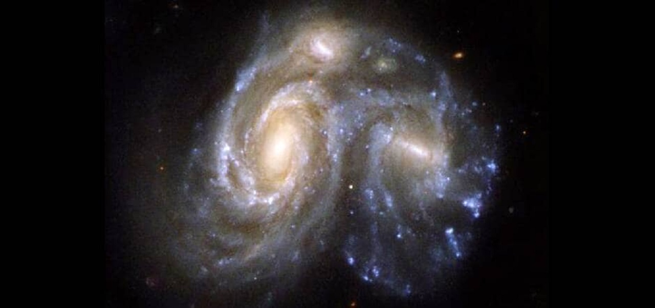 Kozmik kavga: Bir galaksi, karanlık maddeyi komşularından birinden ayırdığında