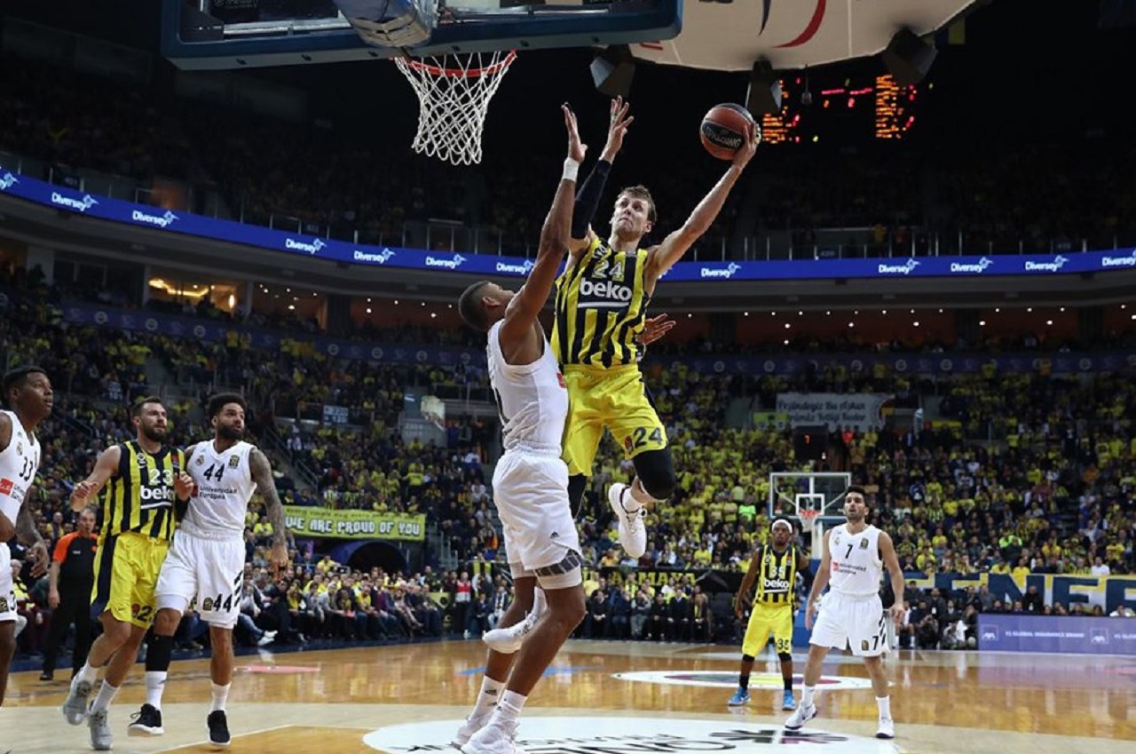 Real Madrid, Fenerbahçe’yi yenerek EuroLeague playofflarına yükseldi