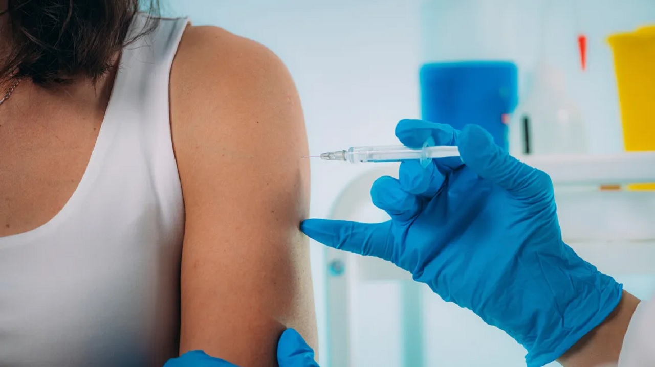 Covid-19: Aşı korur, peki bulaşmayı engeller mi?