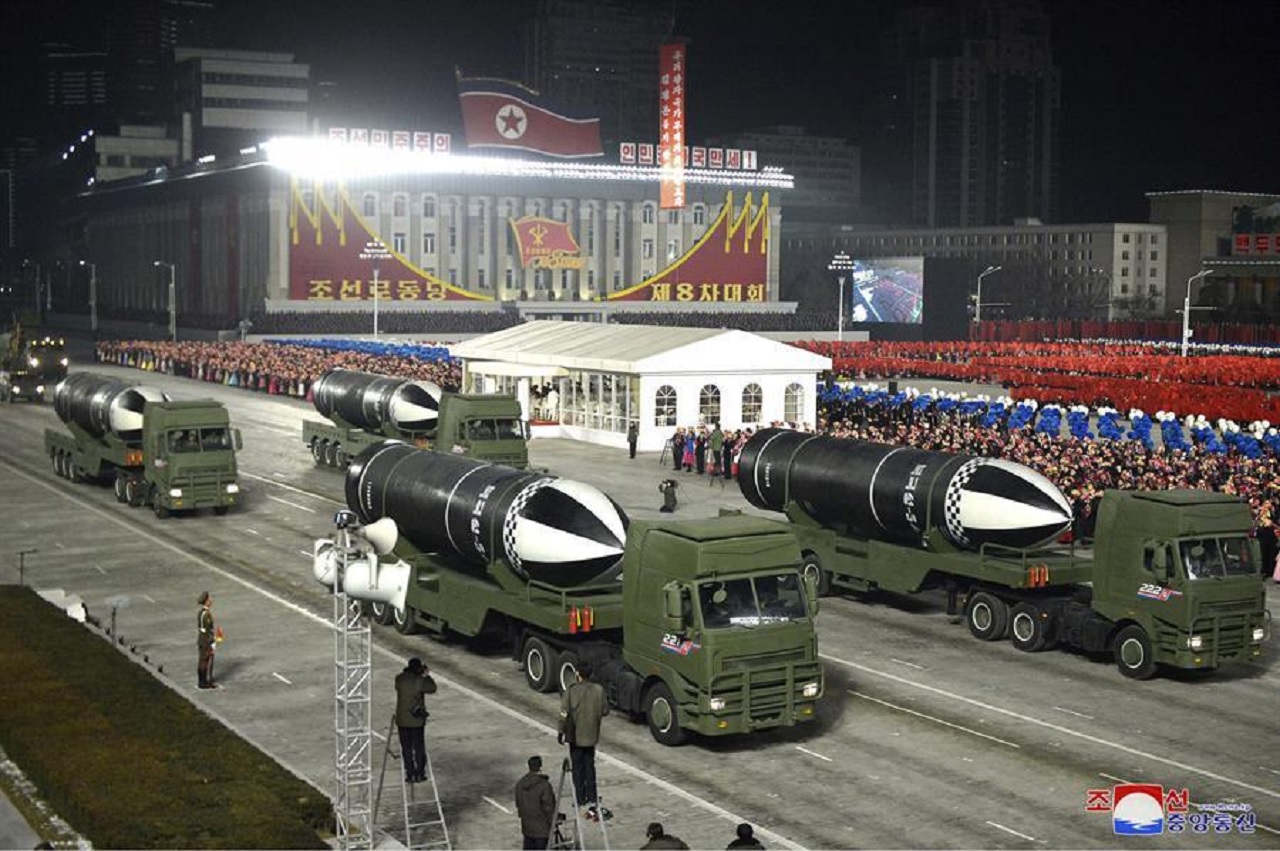Kuzey Kore, geçit töreninde denizaltıdan fırlatılan yeni füzeyi gösterdi