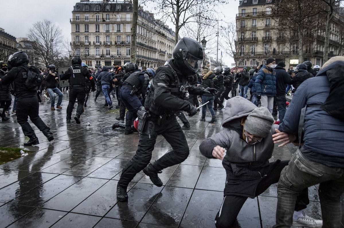 Fransa’da güvenlik yasası protestoları devam ederken polis şiddeti