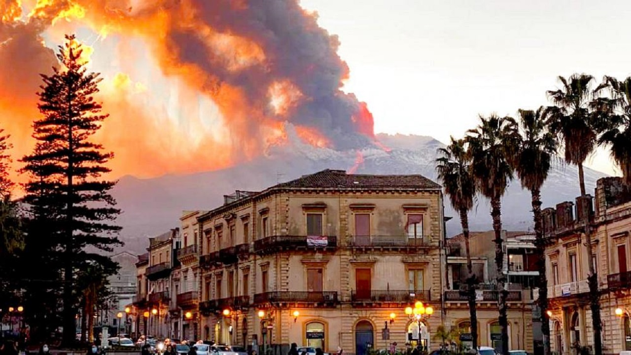 Avrupa’nın en aktif yanardağı yeniden patlıyor, Etna kül ve lav püskürtüyor