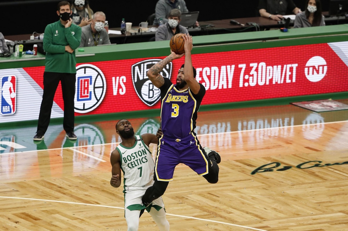 Los Angeles Lakers, Boston Celtics’i yenerek galibiyet serisine son verdi