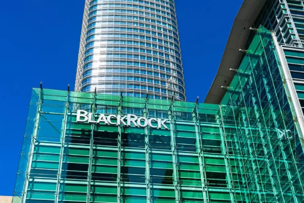 Amerika’nın en büyük çokuluslu fon yönetim şirketi BlackRock’un mevcut portföyüne bitcoin eklemeyi düşündüğü bildiriliyor