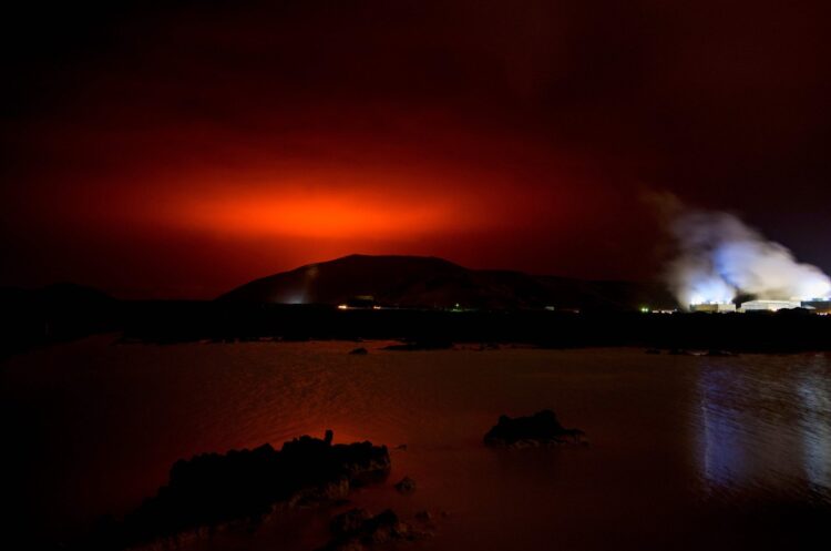 İzlanda’nın başkenti Reykjavik yakınlarında uzun süredir uyuyan yanardağ patlıyor