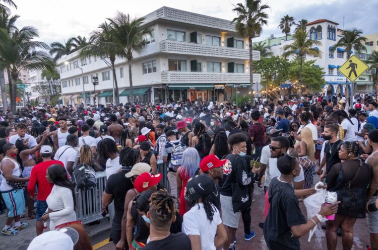 Miami Beach, bahar tatilinde yükselen kalabalık nedeniyle acil durum ilan etti