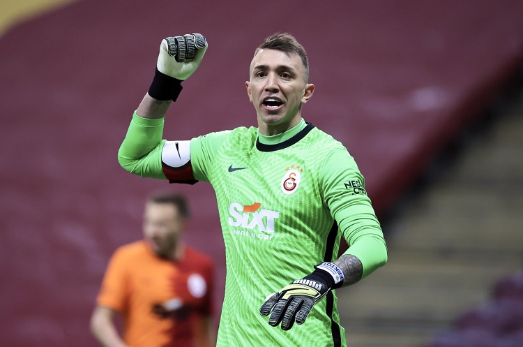 Galatasaray efsanesi Fernando Muslera 3 yıllık yeni sözleşme imzaladı