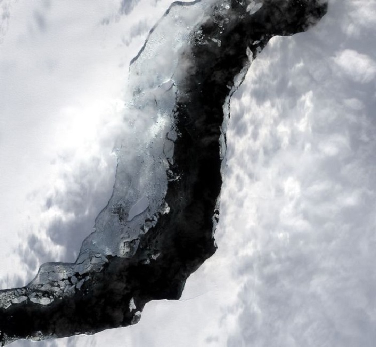 Antarktika: Mega buzdağını oluşturan çatlağın yakından görünümü
