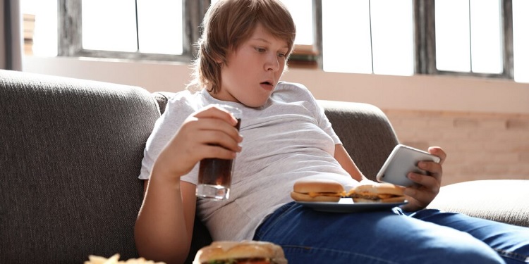 Korona salgını sağlıksız yeme davranışını ve obeziteyi teşvik ediyor