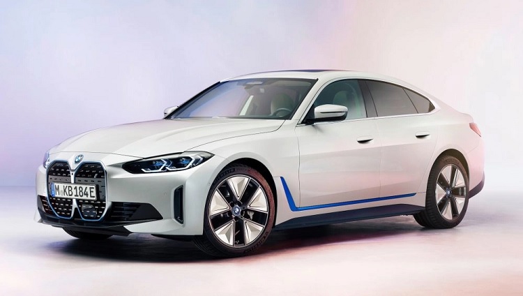 BMW i4’ünü tanıtıyor: tamamen elektrikli yeni sedanı