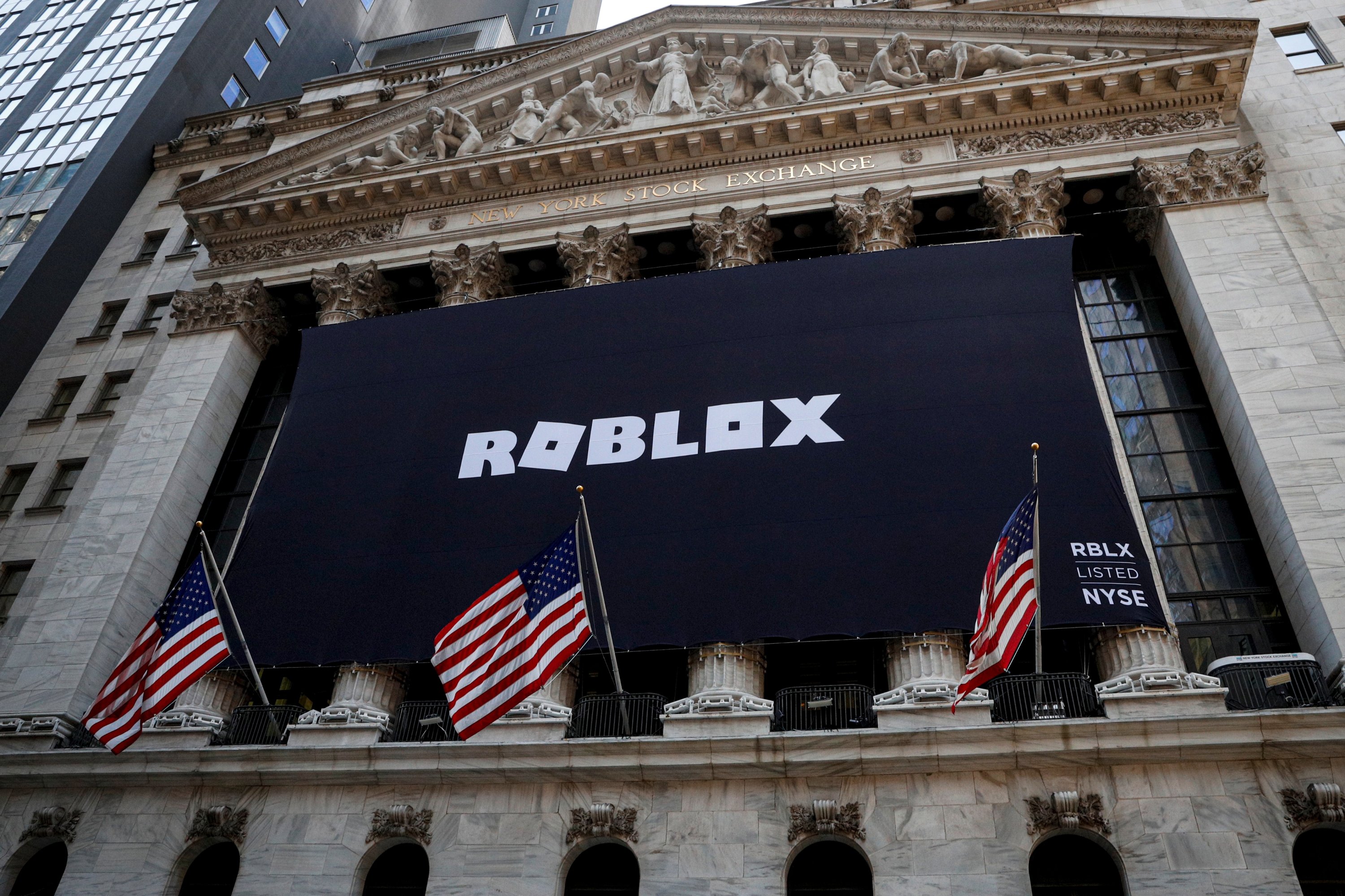 Roblox logosu, şirketin halka arzını kutlamak için New York, ABD, New York Borsası'nın (NYSE) ön cephesinde, 10 Mart 2021'de bir pankartta sergileniyor. (Reuters Fotoğrafı)