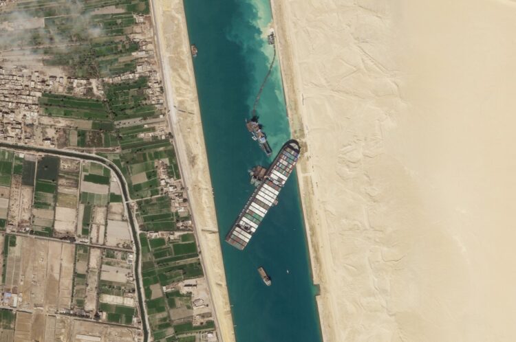Mısır, Süveyş Kanalı’nın tıkanması nedeniyle 1 milyar dolar tazminat arayacak