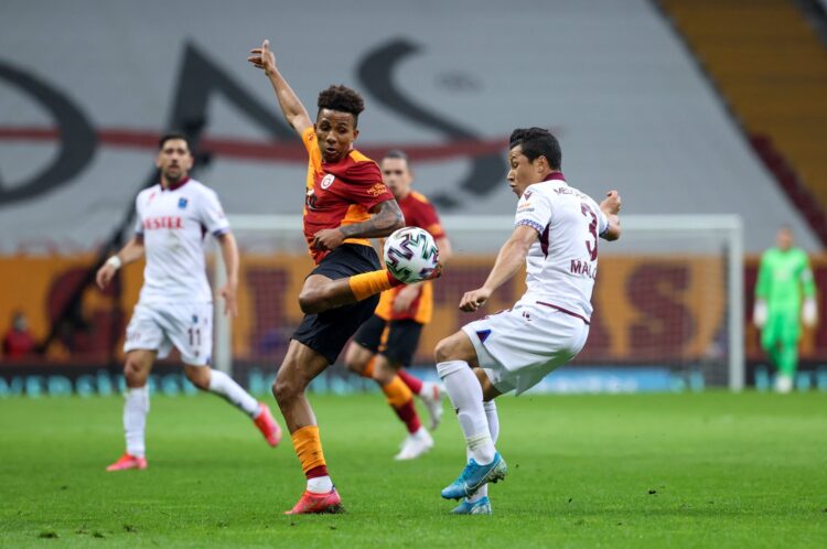 Galatasaray kurtarışları Trabzonspor karşısında geç golle berabere kaldı