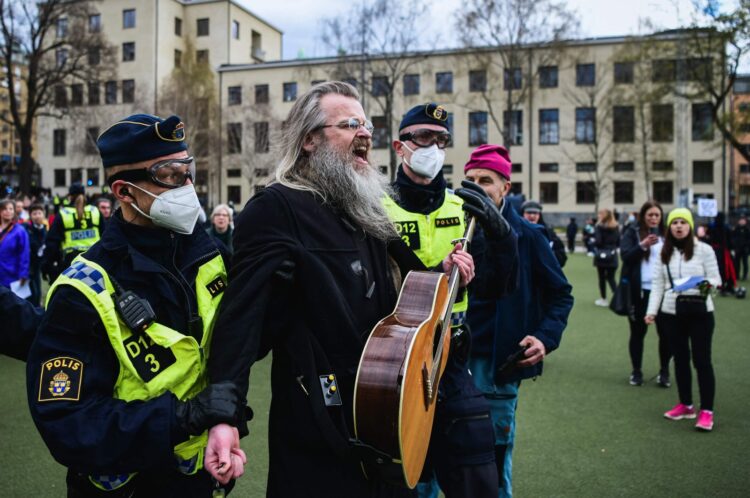 Finlandiya ve İsveç’te yüzlerce COVID-19 önlemi protesto edildi
