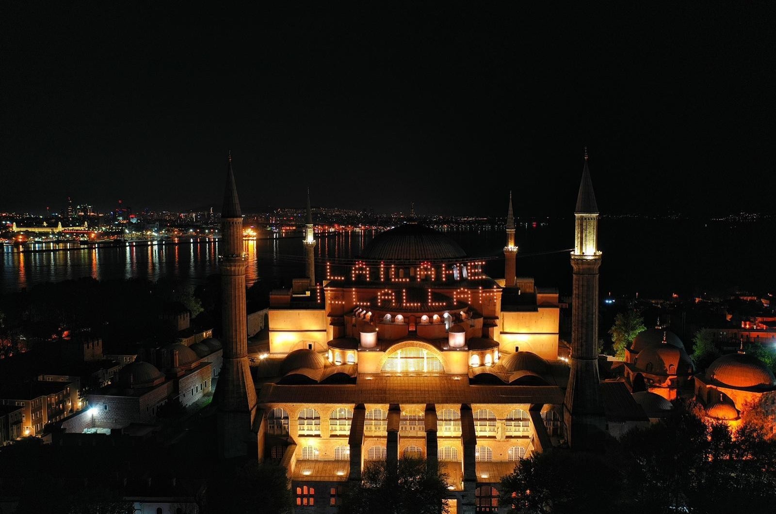 İstanbul’daki Ayasofya Kadir Gecesini geleneksel mahya ile karşılıyor