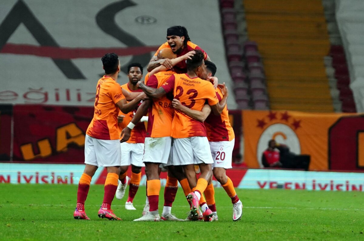 Galatasaray, İstanbul derbisinde Beşiktaş’ı 3-1 mağlup etti, Fenerbahçe’ye hayat verdi