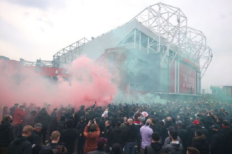 Manchester United Liverpool maçı tekrar ertelendi mi?