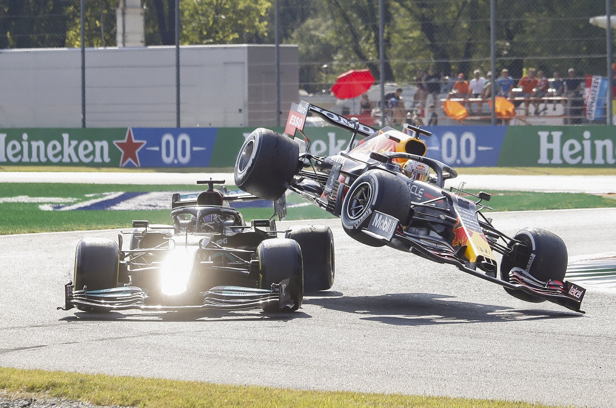 Şampiyonluk umutları Verstappen ve Hamilton, çarpışmadan sonra İtalya GP’sinden çıktı