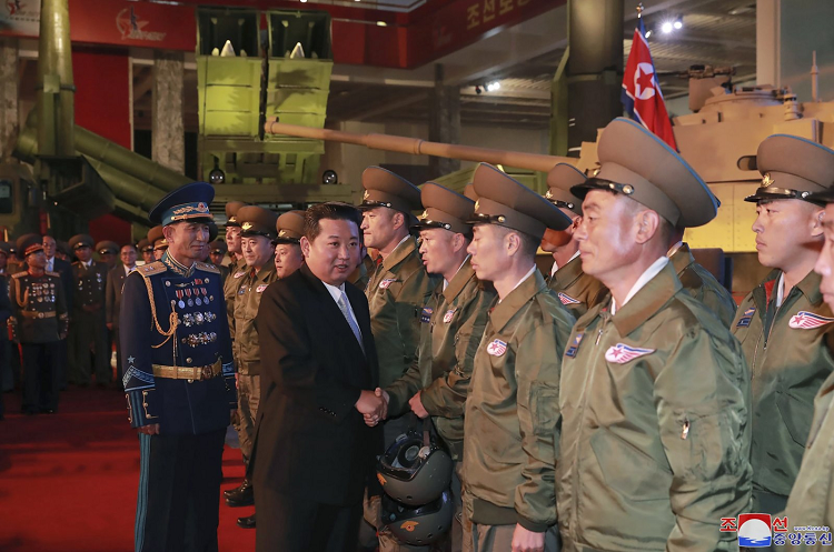 Kuzey Kore lideri Kim, ABD’ye karşı ‘yenilmez’ bir ordu kurma sözü verdi