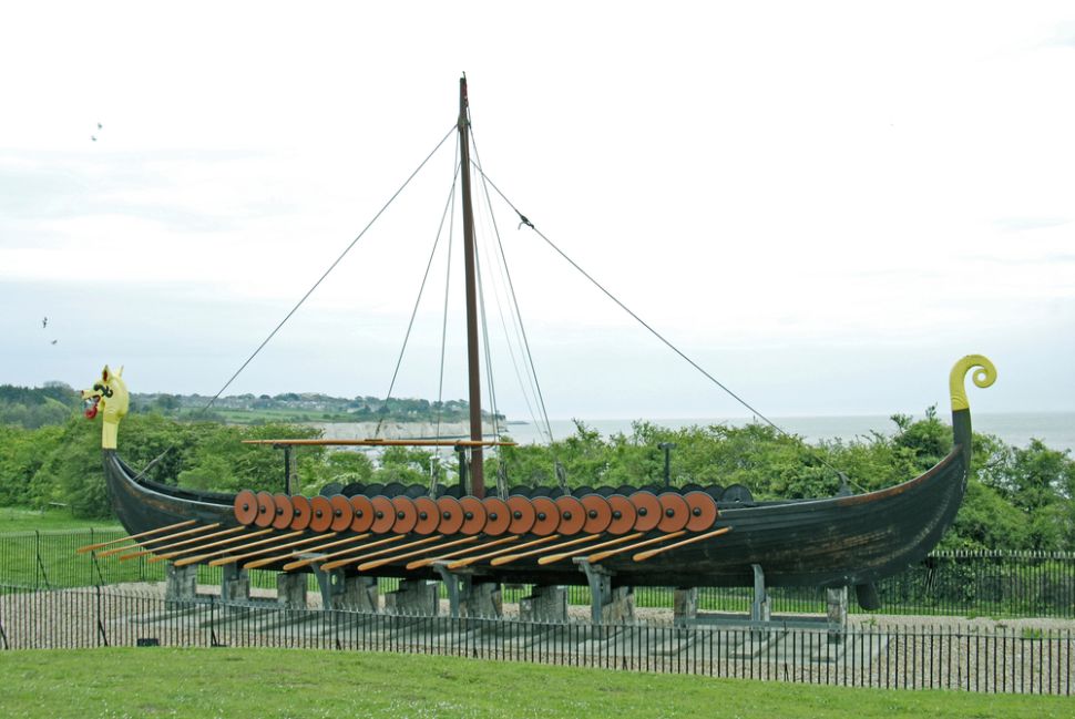 Bir Viking gemisinin bir kopyası, İngiltere'nin Kent kentindeki Pegwell Koyu'nda oturuyor