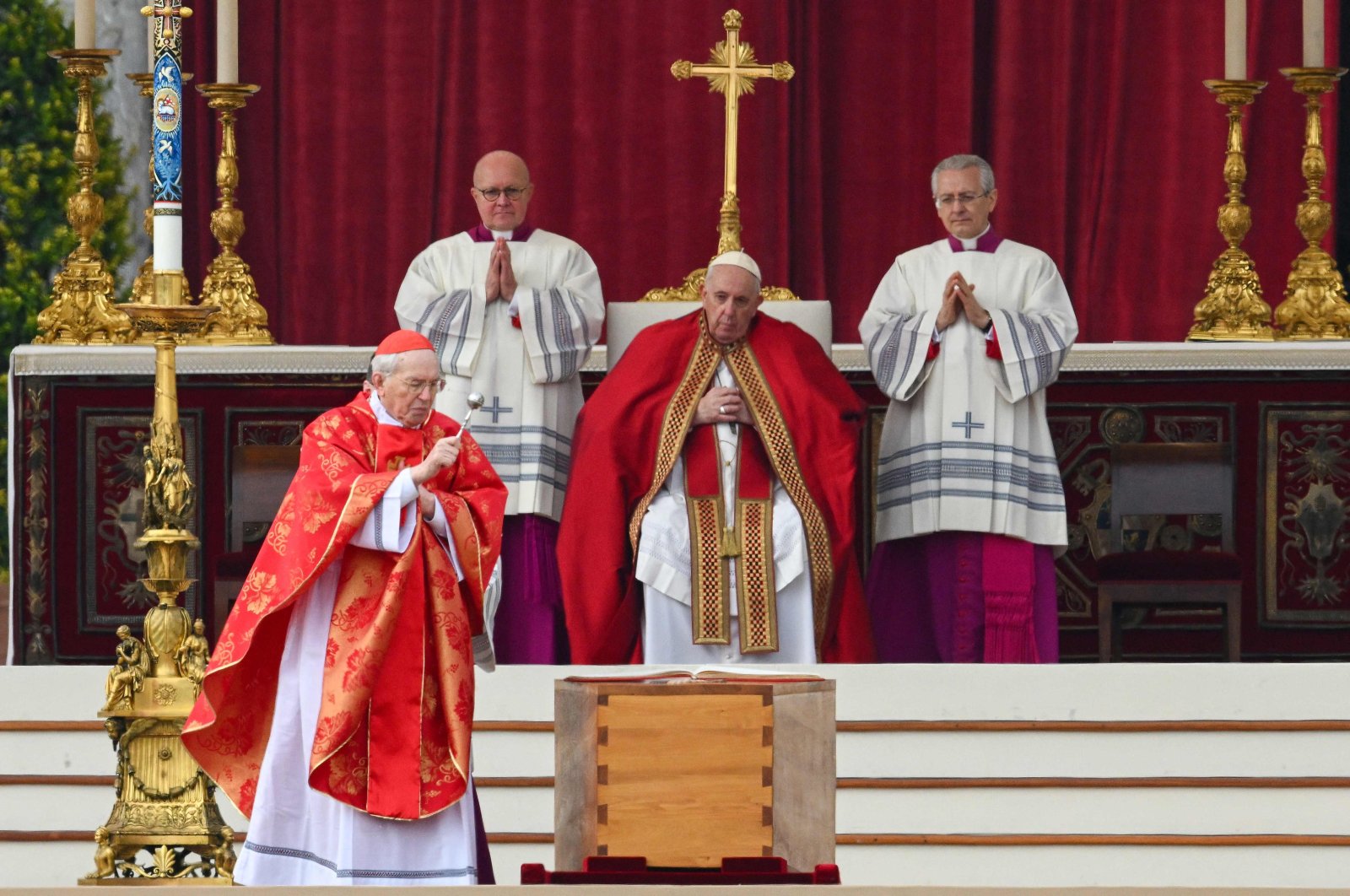 Papa Francis liderliğindeki cenaze töreninde yas Benedict