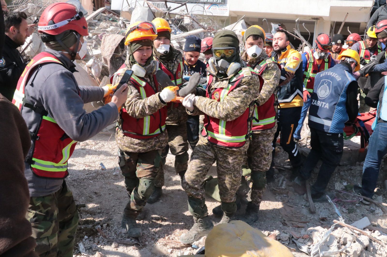 Hatay’da 1 çocuğu olan çift depremden 296 saat sonra kurtarıldı