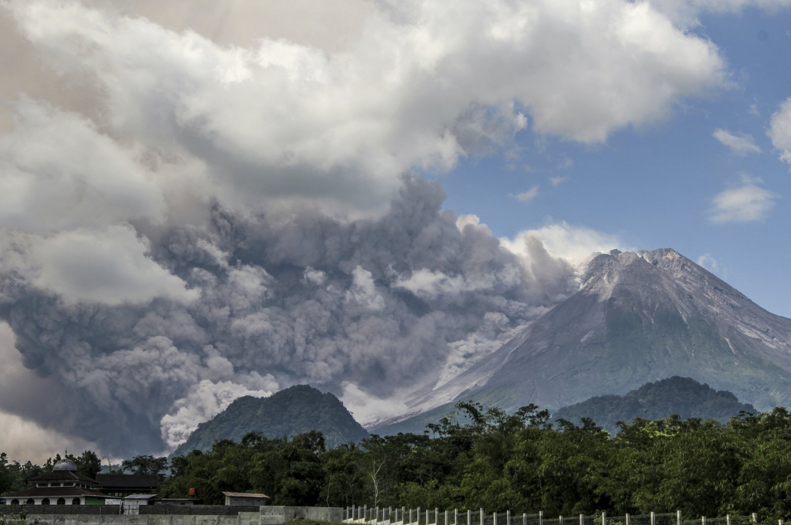 Endonezya’nın Merapi Dağı yanardağı patlayarak sıcak bulutlar ve lav püskürttü
