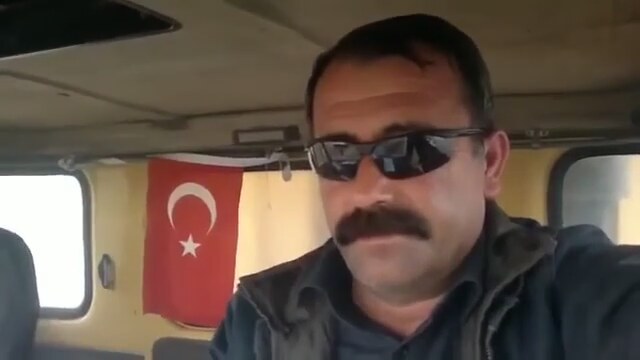 Kamyoncu yolda giderken