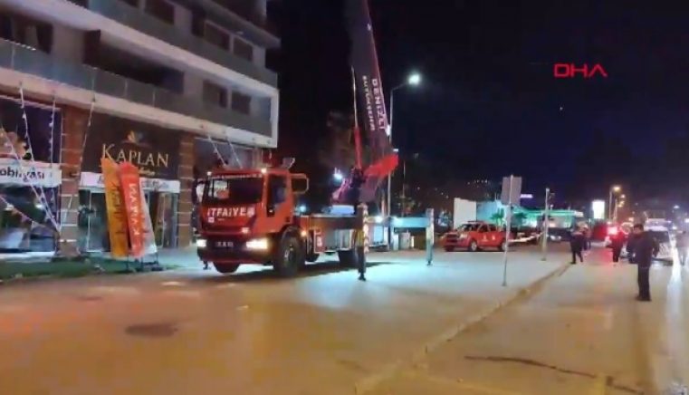 Az önce çıkan yangında binada mahsur kalanlar var