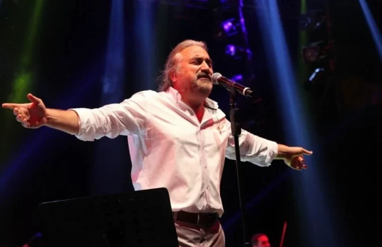 Volkan Konak konser sırasında