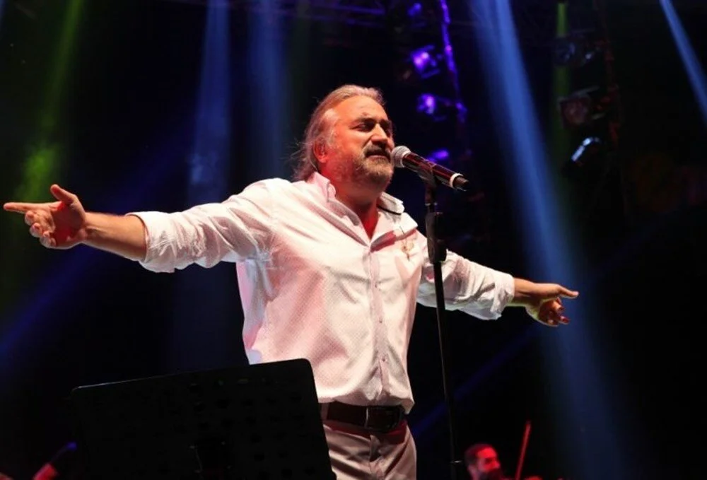 Volkan Konak konser sırasında