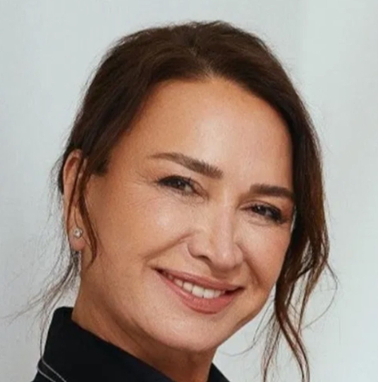 Usta Oyuncumuz Demet Akbağ