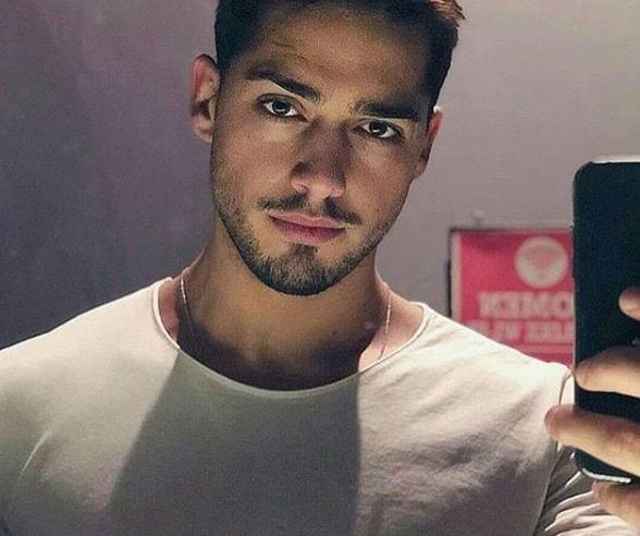 Ben Erhan, 28 yaşındayım