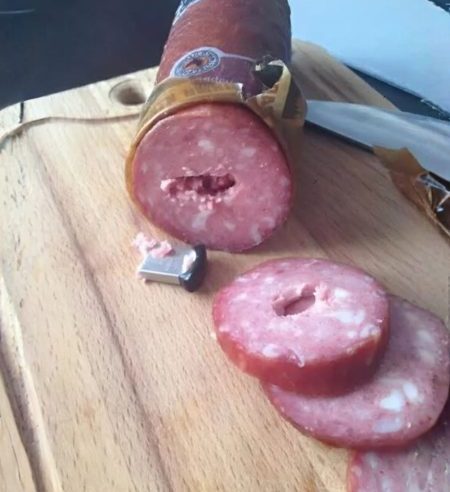 Sıradan bir sosisin içinde bir flash bellek buldum: İlk başta flash belleğin yanlışlıkla yemeğin içine girdiğini düşündüm, ta ki içeriğini kontrol edene kadar.