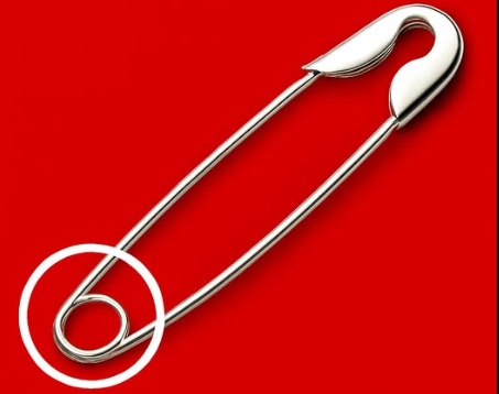 Emniyet İğnesindeki O Küçük Deliğin Amacı Nedir