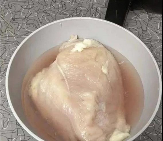 Tezgahta bir gece beklemiş tavuk yenirmi