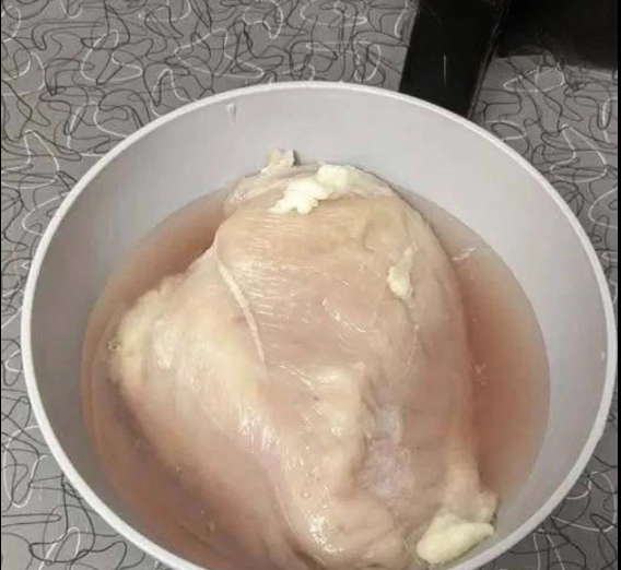 Tezgahta bir gece beklemiş tavuk yenirmi