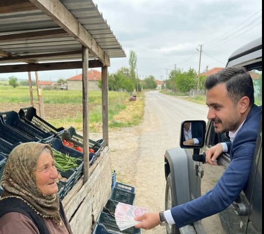 Köy yolunun kenarına her zamanki gibi küçük tahta kasamı koydum