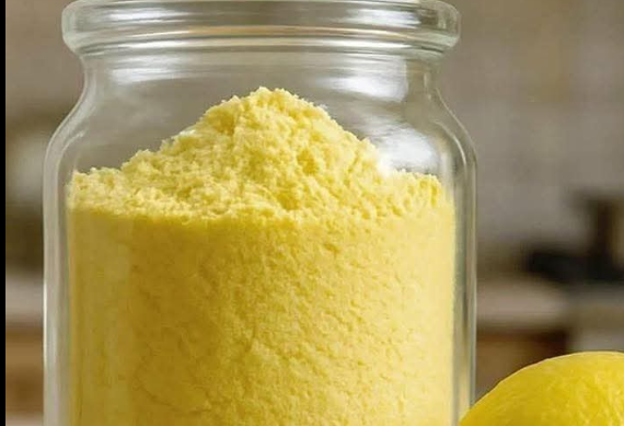 Limon tozu yapmak çok kolay: tatlılarınızı ve yemeklerinizi güzelleştirmek için bir tutam yeter.