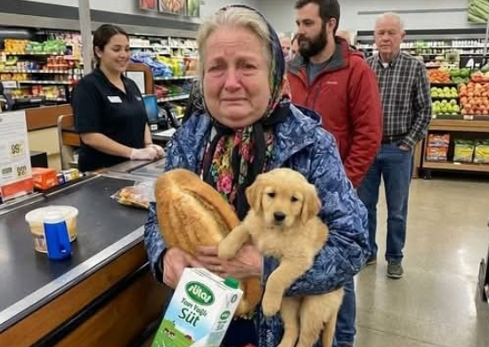 Marketten zor durumda olan bir büyükanne