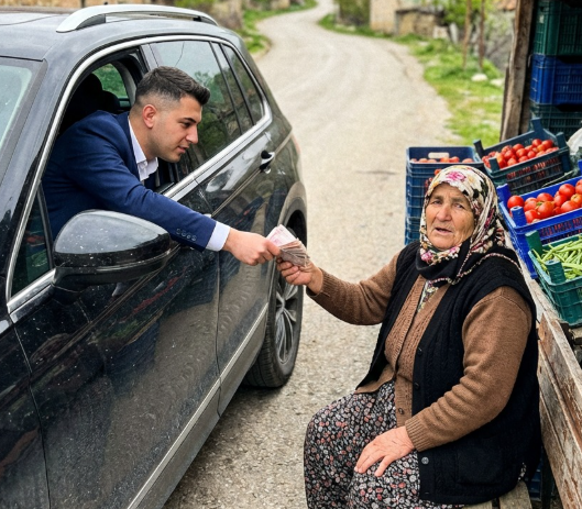 Köy yolunun kenarına her zamanki gibi küçük tahta kasamı koydum