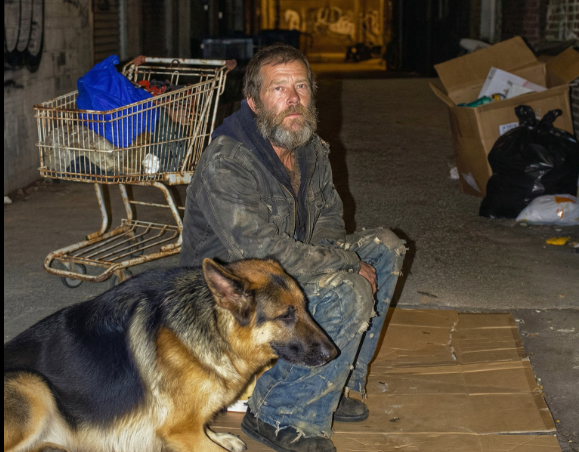 Vefat eden eşimin ceketini evsiz bir adama verdim sonra bir mesaj aldım.