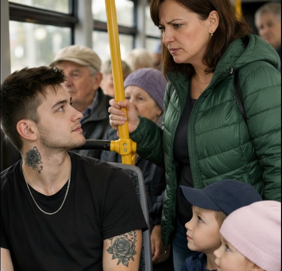 Otobüste, yanında iki çocuğu olan bir kadın