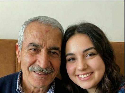 Anne ve babam öldükten sonra dedem beni tek başına büyüttü.