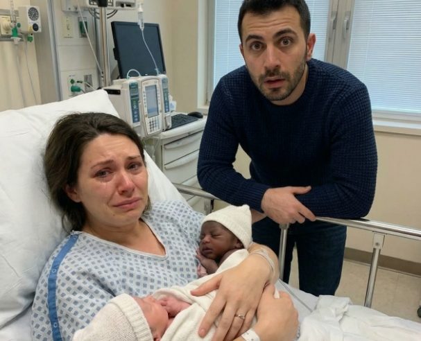 Karım Farklı Ten Renklerine Sahip İkizler Doğurdu