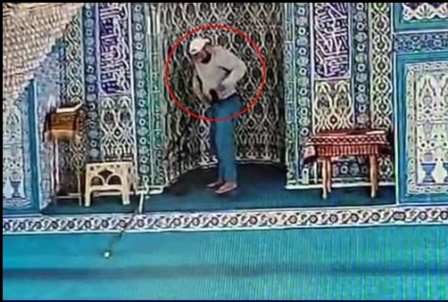 Cami’de Büyük Skandal