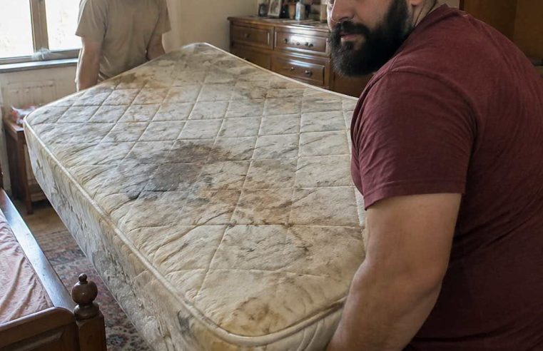 ANNEMLE BABAM, 31 YILDIR KULLANDIKLARI LEKELİ ESKİ YATAĞI DEĞİŞTİRMEYİ HEP REDDETTİ — TA Kİ NAKLİYECİLER YATAĞI KALDIRANA KADAR. ÜÇ DAKİKA SONRA ANNEM ARABAYA ATLAYIP EVE DOĞRU YOLA ÇIKMIŞTI.