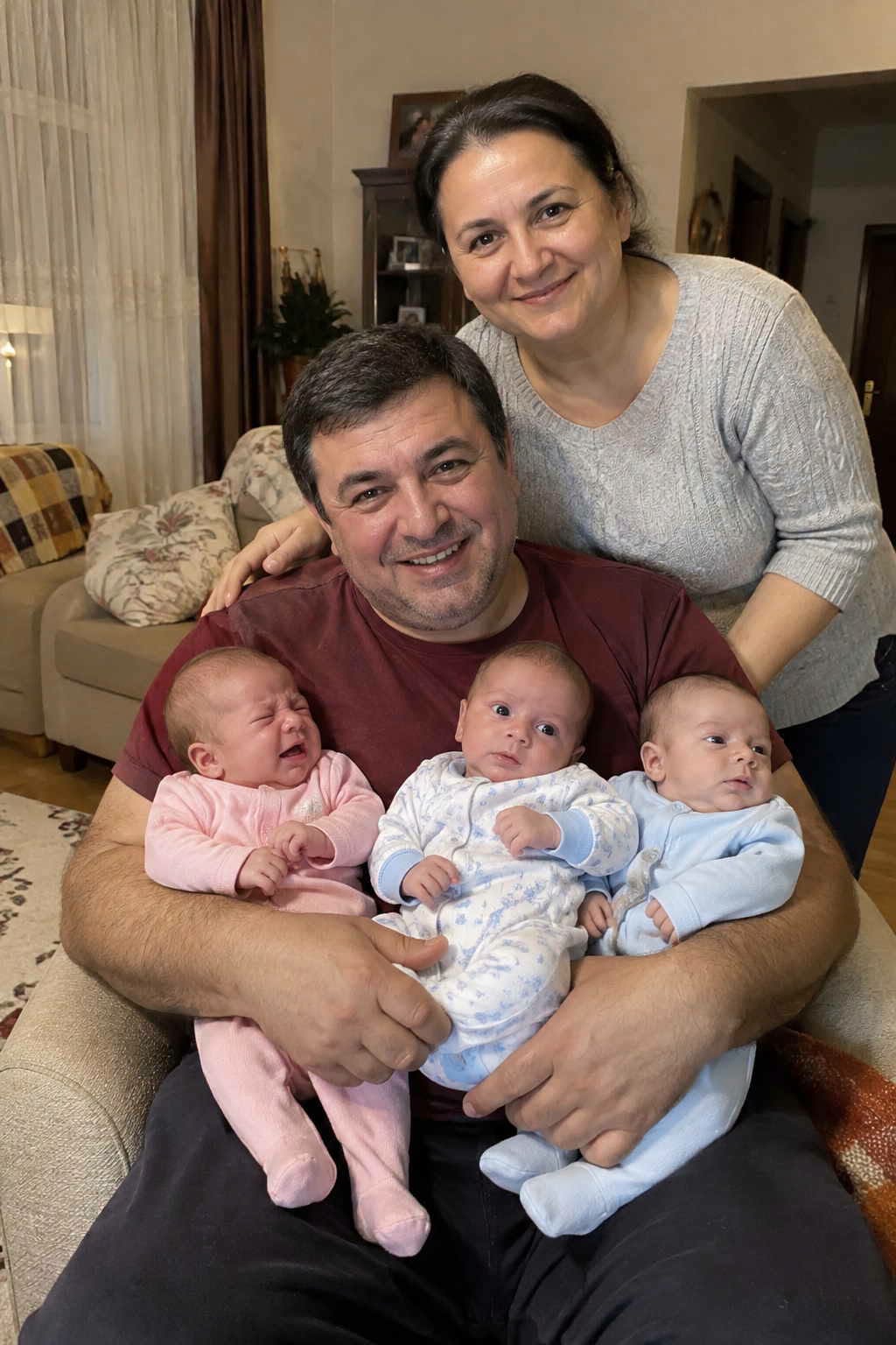 YILLARCA ÇOCUK SAHİBİ OLAMADIKTAN SONRA YENİ DOĞAN ÜÇÜZLERİMLE EVE DÖNDÜM — AMA KOCAM BANA ÇANTAMI TOPLAYIP BEBEKLERİ BIRAKARAK EVİ TERK ETMEMİ SÖYLEDİ.
