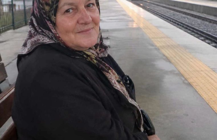 ANNEM 30 YIL BOYUNCA HER PAZAR AYNI TREN İSTASYONUNA GİTTİ — CENAZESİNDEN SONRA ÇANTASINDA BULDUĞUM BİLET, KİMİ BEKLEDİĞİNİ ORTAYA ÇIKARDI.
