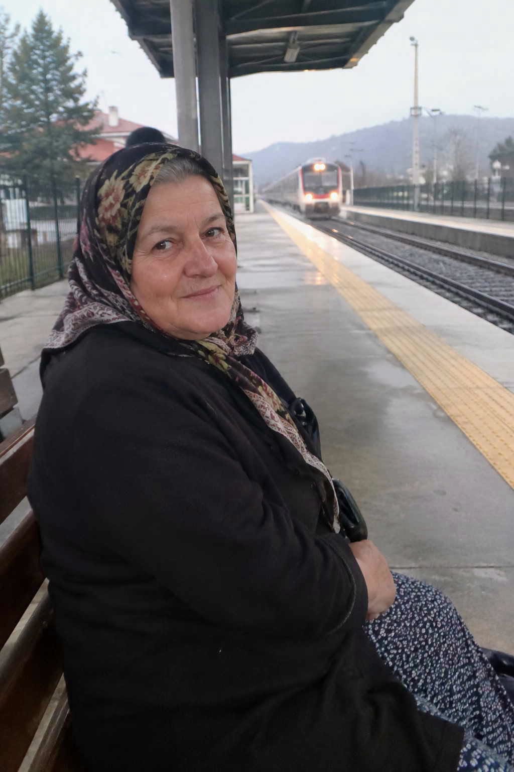 ANNEM 30 YIL BOYUNCA HER PAZAR AYNI TREN İSTASYONUNA GİTTİ — CENAZESİNDEN SONRA ÇANTASINDA BULDUĞUM BİLET, KİMİ BEKLEDİĞİNİ ORTAYA ÇIKARDI.